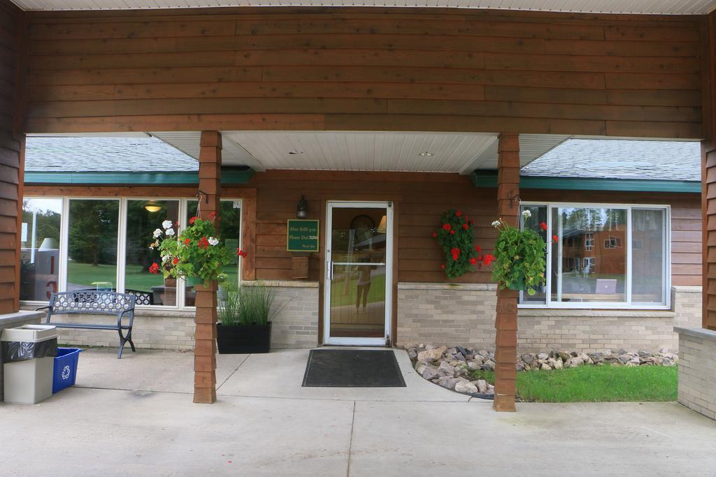 Econo Lodge Inn & Suites Munising Area Wetmore Exterior photo